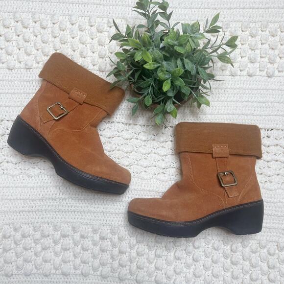 CROCS 11554 Woman 10 Fold Over Ankle Boot Suede Leather Tan Winter Buckle Boho - Picture 16 of 16